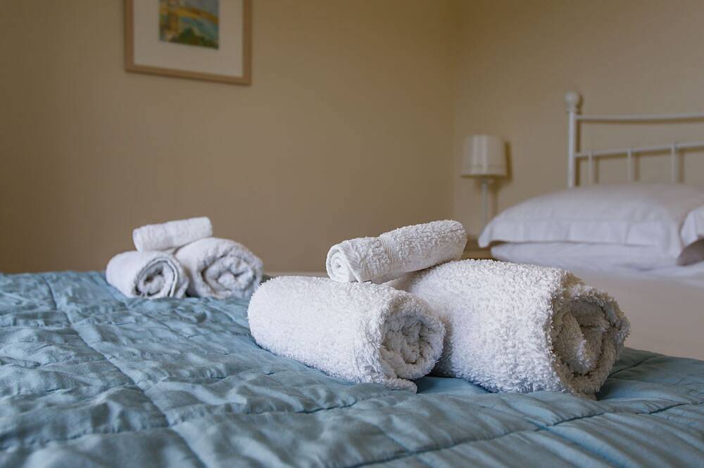 Sands End -  a cottage that sleeps 4 guests  in 2 bedrooms in Camber, East Sussex