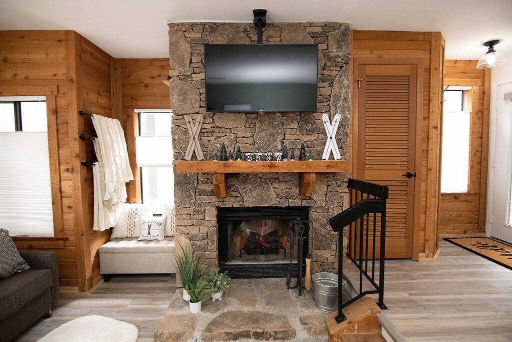 Ganze Wohnung, Slope-Side Ski Locker Included With Stay! Cozy condo with shuttle to the slopes! in Seven Springs, Pennsylvania