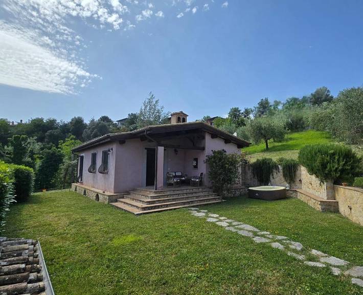 Appartamento per 6 persone, con giardino e terrazza nonché piscina e idromassaggio in Poggio Mirteto