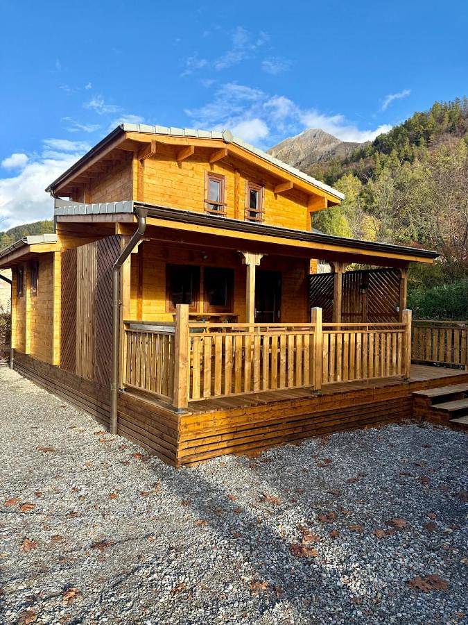Gîte pour 6 personnes, avec terrasse ainsi que piscine et vue, animaux acceptés à Saint-Léger-les-Mélèzes