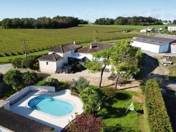 Gîte pour 6 personnes, avec piscine ainsi que jardin et terrasse à Mirambeau