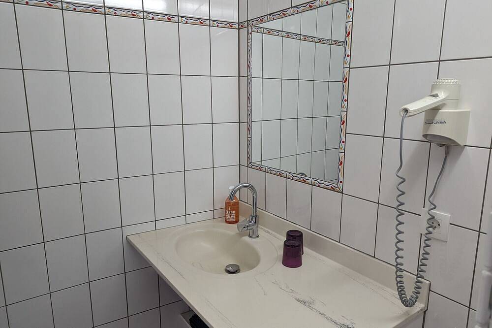 Acogedor alojamiento con terraza, a 100m del spa y casino, con Wi-Fi y parking privado in Bourbonne-les-Bains, Alto Marne