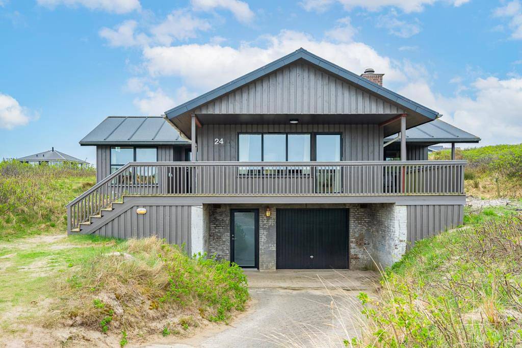Nyrenoveret (2025) og rummeligt sommerhus beliggende på en pragtfuld klitgrund med havudsigt. in Henne, Varde Region
