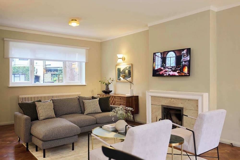 West of Brick & Bloom in Kingston upon Thames, Londra