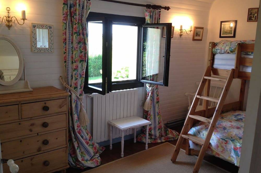 Perfect For Combined Families. Ideally situated, short walk to all amenities! in Barfleur, Cherbourg region