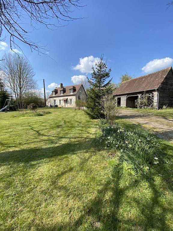 Gîte pour 8 personnes, avec jardin à Irai