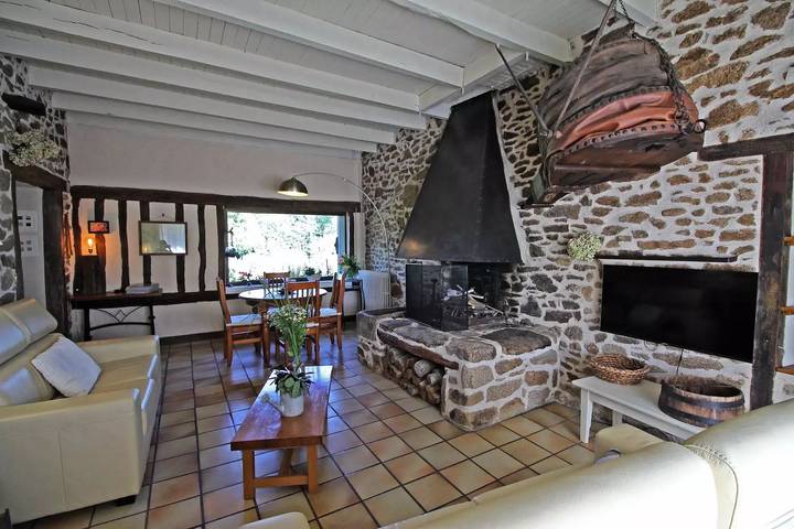 Gîte pour 9 personnes, avec jardin dans Saint-Gence - 4