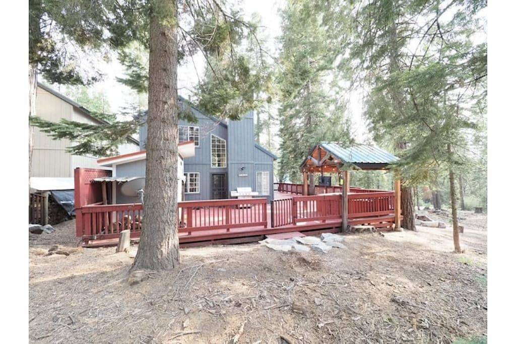 3 bedroom house with huge deck and central a/c in Ockenden, Shaver Lake