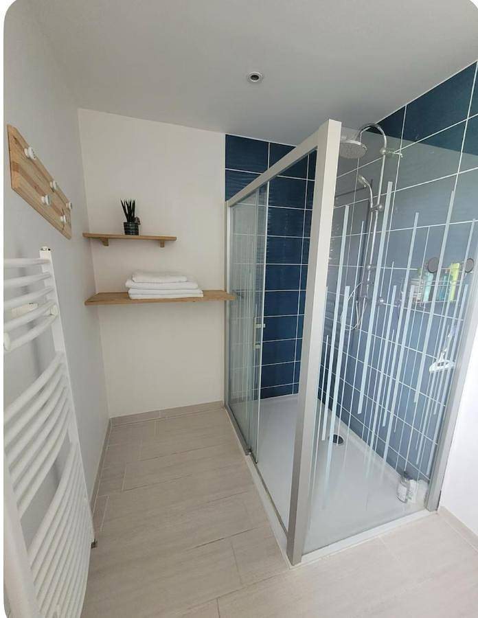 Gîte pour 4 personnes, avec vue ainsi que terrasse et jardin à Quintin - 3