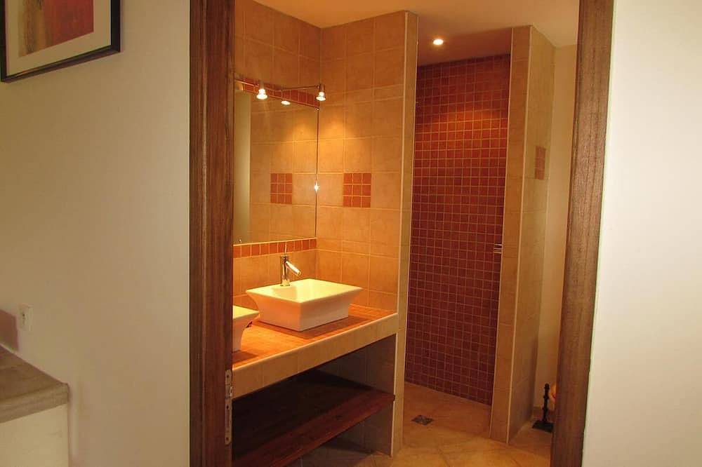 Barjac Villa Pastis - Self-catering cottage with swimming pool and view of the Cevennes mountains in Barjac, Alès region