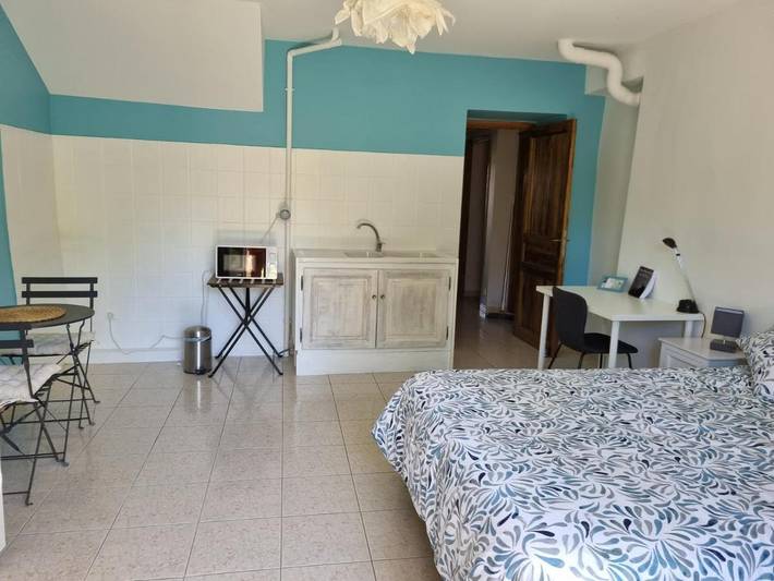 Gîte pour 2 personnes, avec vue et terrasse ainsi que piscine et jardin, animaux acceptés à Saint-Michel-l'Observatoire - 3