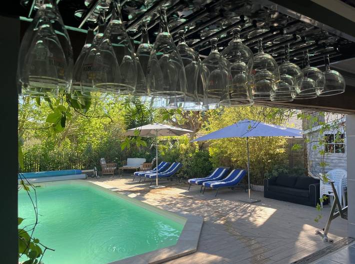 Gîte pour 4 personnes, avec piscine et jardin