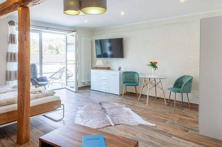 Ganze Wohnung, Heuboden mit Balkon u.Maarblick für 1-2 Pers. - Hof Krebs, Ferienwohnungen in Schalkenmehren, Vulkaneifel