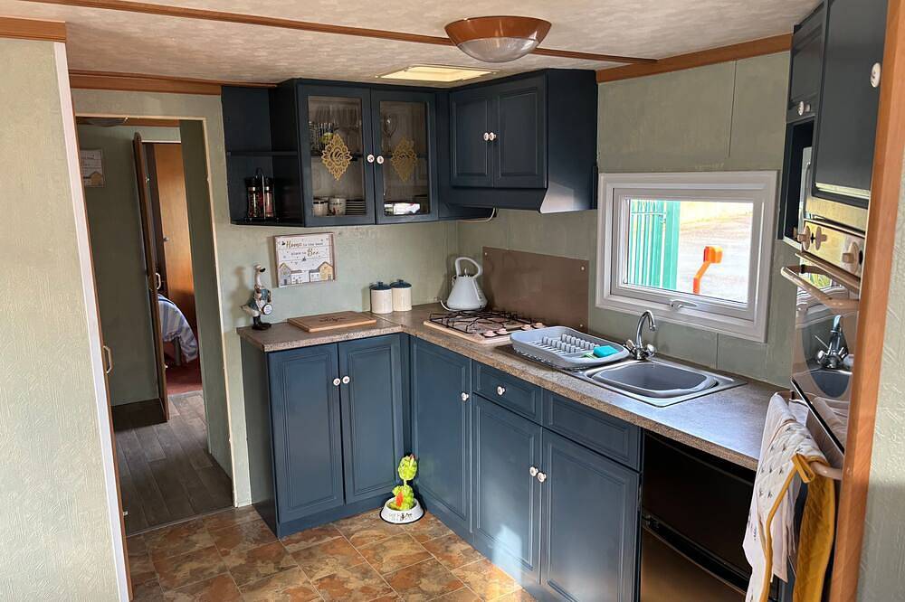 2 Bed Caravan - Sleeps 6 - Dogs - Parking - Wifi in Ingoldmells, Lincolnshire