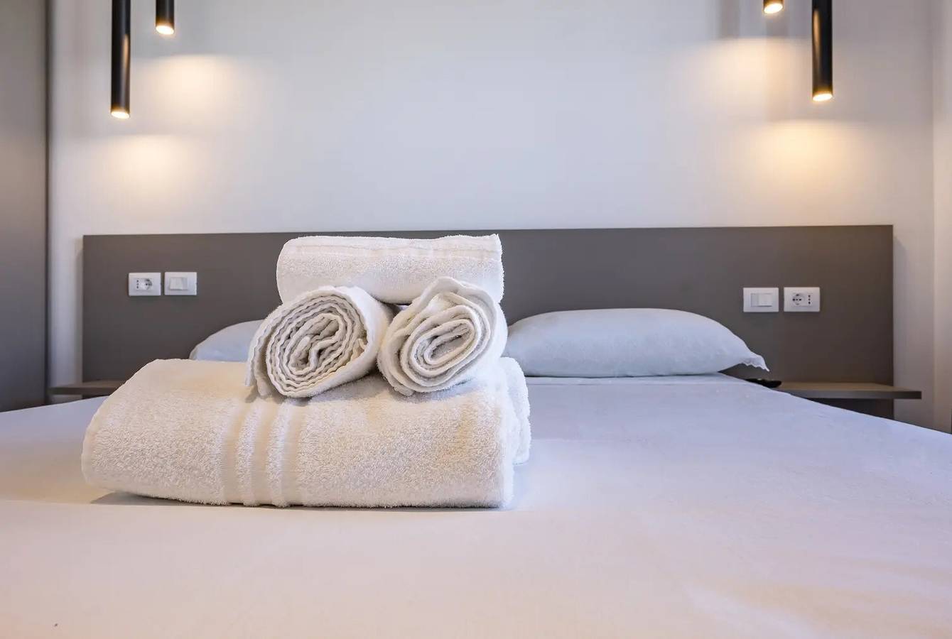 Estudio entero, Apartamento vacacional "La Brisa - Maestrale' con vistas a la montaña, terraza privada y Wi-Fi in Capo d'Orlando, Provincia de Messina