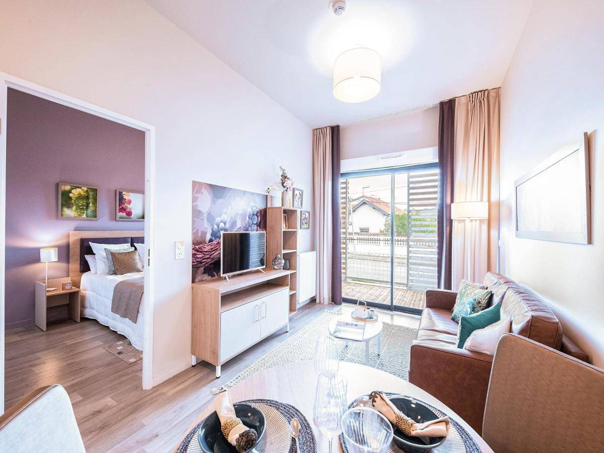 One-Bedroom Apartment in Cenon, Région de Bordeaux