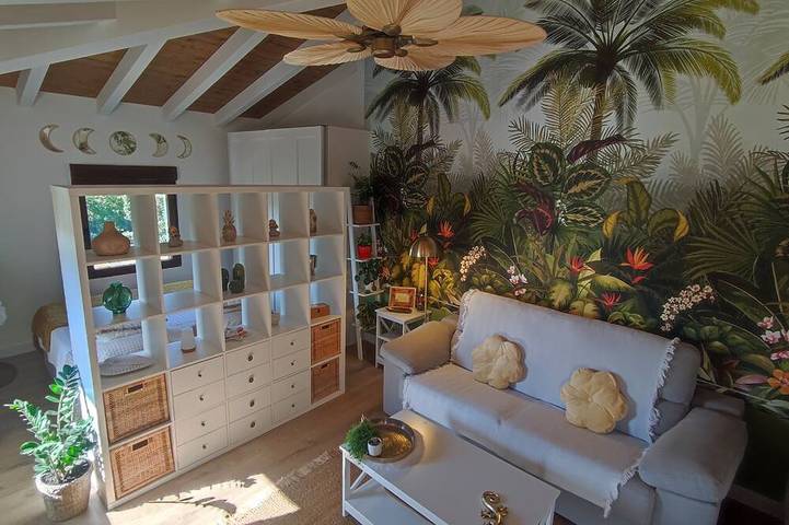 Countryside retreat for two with private garden near Rioja wineries in Condado de Treviño, Cordillera Cantábrica
