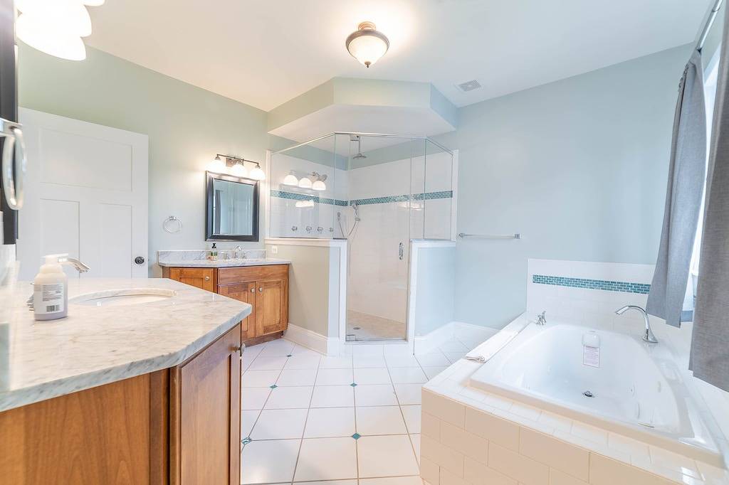 Spacious Luxury Home in the Heart of it All: 5 Bedroom, 5.5 bathrooms in Arlington (VA), Arlington County