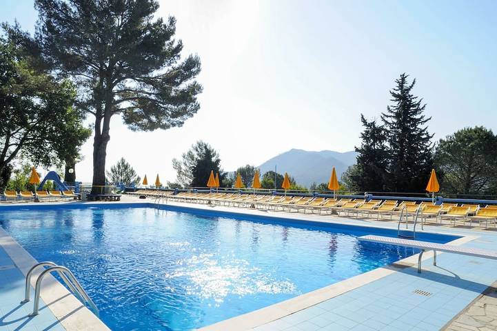 Location de vacances pour 4 personnes, avec sauna ainsi que jardin et piscine à Villanova d'Albenga