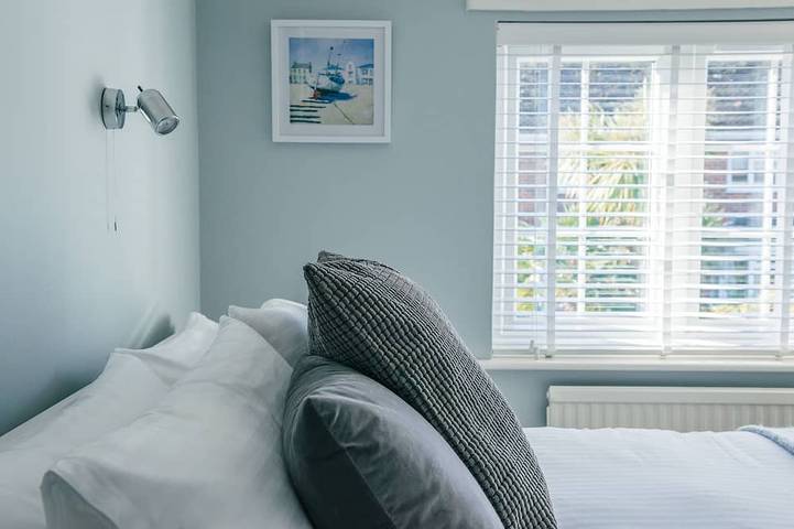 Charmantes 2-Zimmer-Ferienhaus in Lymington, ganz in der Nähe der Stadt, des Yachthafens und von Spaziergängen am Meer in Lymington, Hampshire