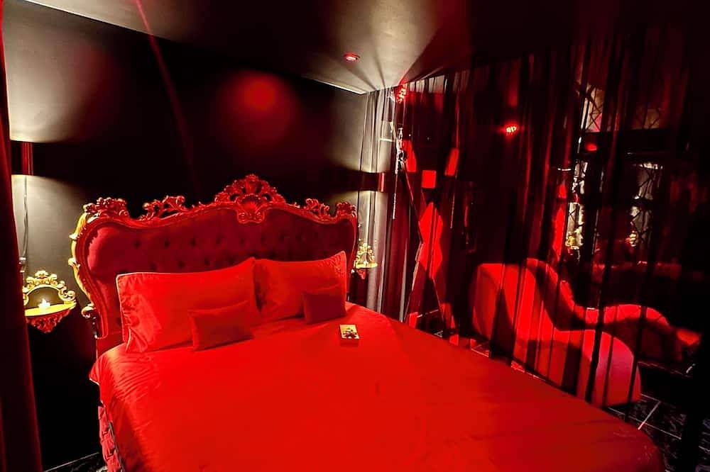 Just 30m from Paris, our loveroom-spa is the perfect setting for unforgettable moments. in Villeneuve-le-Roi, Val-de-Marne