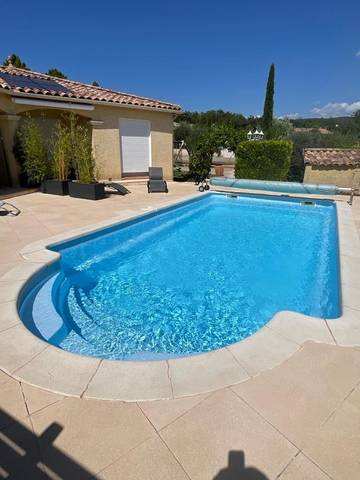 Cottage pour 2 personnes, avec jardin et piscine à Régusse