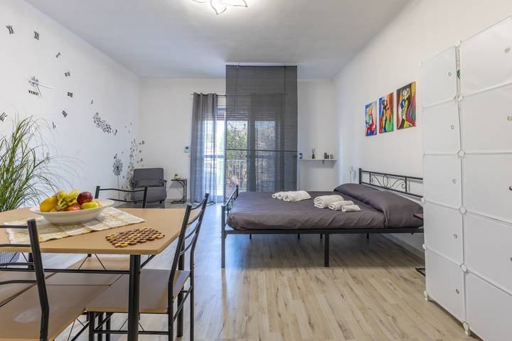 Appartamento intero, Appartamento 'Monolocale In Villa Con Piscina' con vista sulle montagne, piscina condivisa e Wi-Fi in Comiso, Provincia di Ragusa