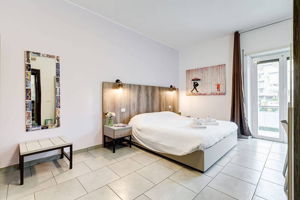 Elegant Room, newly renovated, opposite Metro line A near St. Peter's in Rome, Rome Province