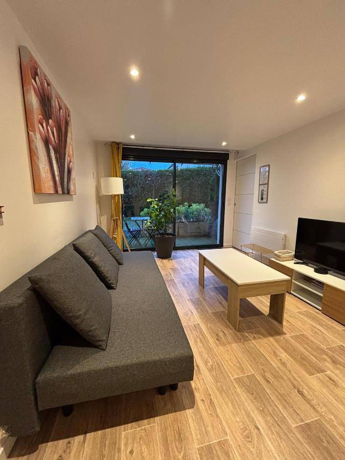 Location de vacances pour 7 personnes, avec terrasse et jardin à Charmeil