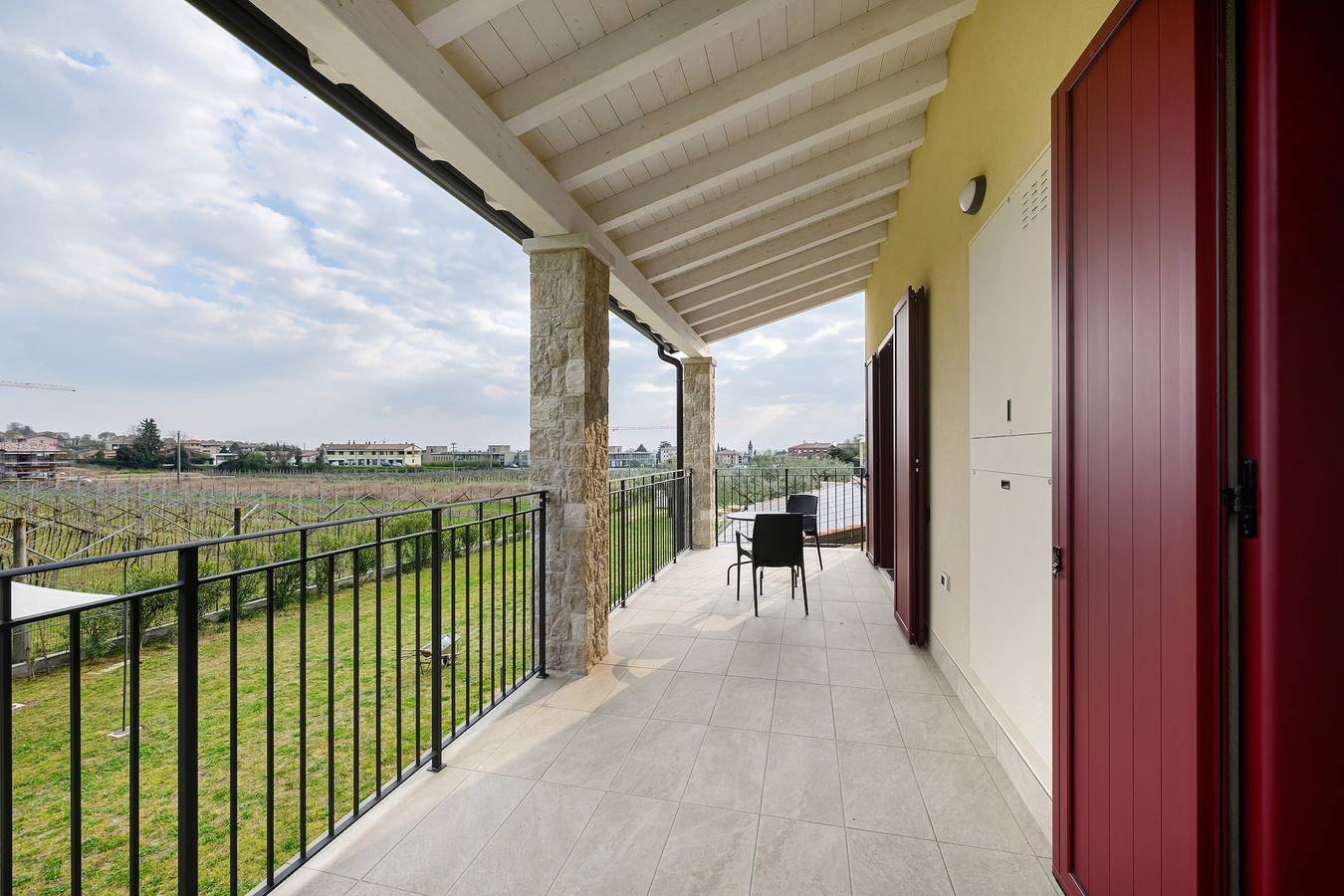 Entire apartment, Apartment 'Limone' with Private Lake-View Terrace, Shared Garden, and Air Conditioning in Bardolino, Garda Mountains