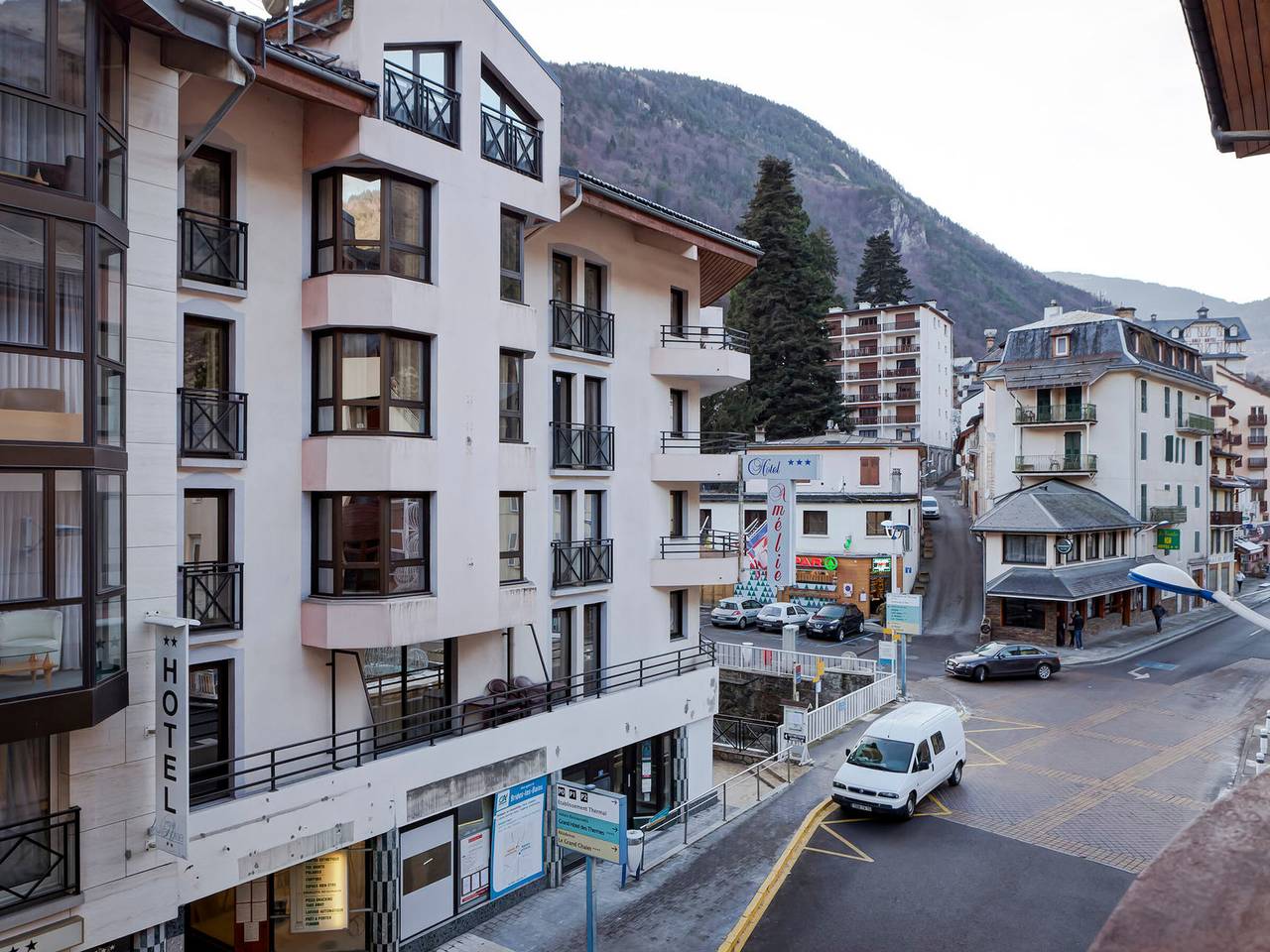 Entire studio, Renovated Studio, Sleeps 4, Central Brides-les-Bains, Near Olympe Gondola in Brides-les-Bains, Les Trois Vallées