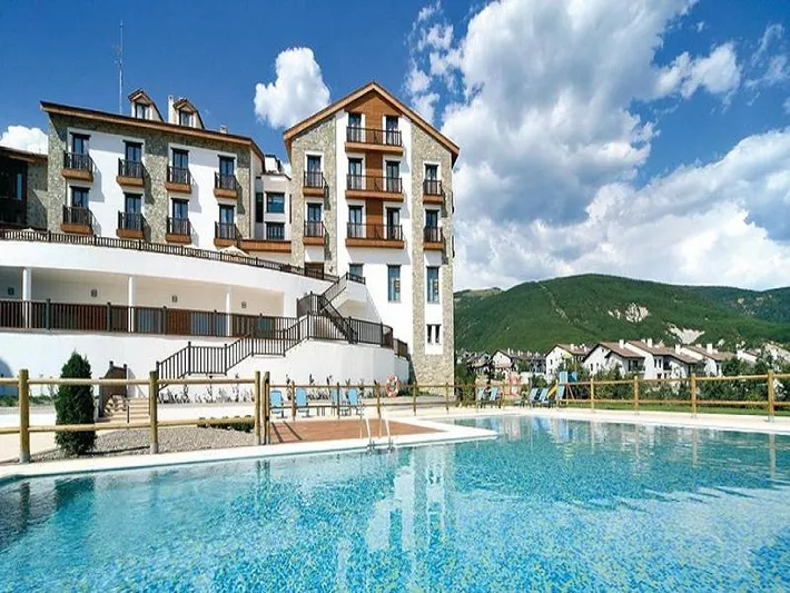 Hotel para 3 personas, con jardín y sauna además de jacuzzi y piscina - 1
