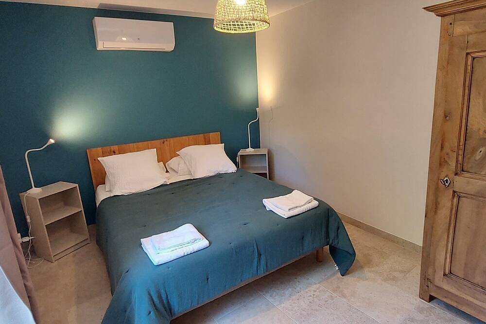 Gîte Les Peyrières with swimming pool/pétanque/ping-pong, ideal for families/friends in Dieulefit, Nyons region