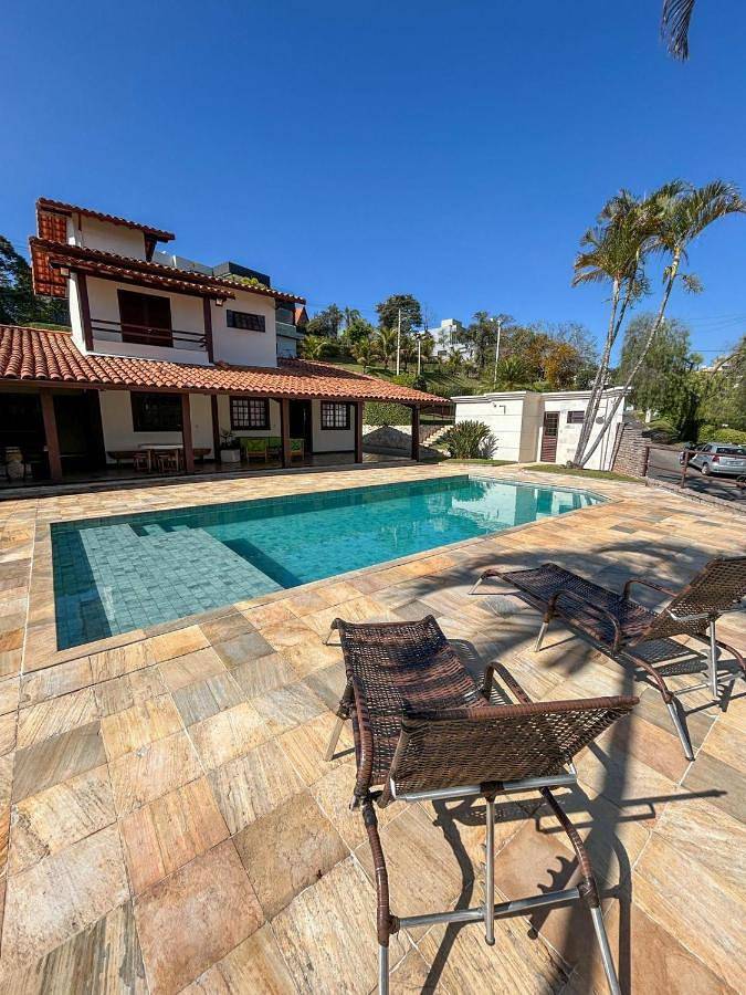 Feriehus for 12 personer, med udsigt og have samt pool - 1