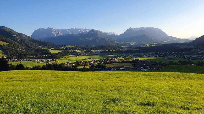 Chalet für 8 Personen, mit Balkon und Terrasse sowie Garten und Pool in Kössen