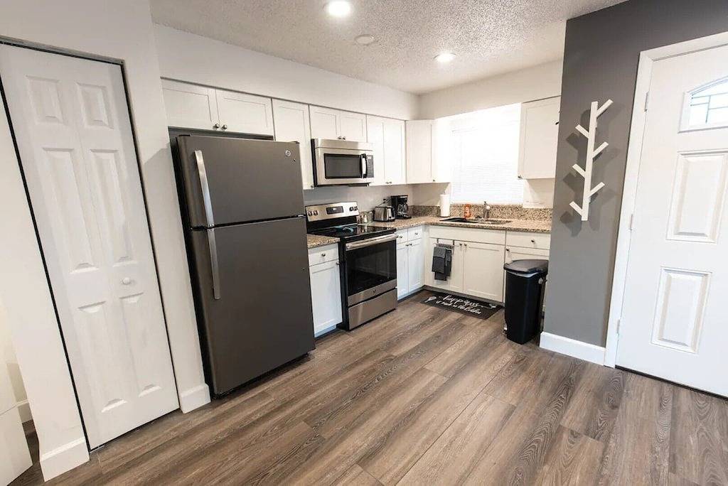 #10 Modern home beautify by Hyde Park-Joyful Mmts in Tampa, Tampa Bay