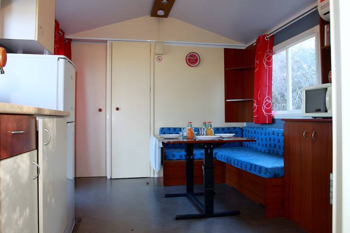 Mobil home pour 4 personnes, avec jardin et bassin pour enfant à Le Cailar - 4