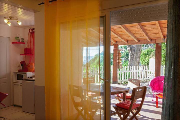Appartement entier, Le Cousteline - Maisonnette 20m2  Climatisée Vue mer Terrasse in Hyeres, Parc national de Port-Cros