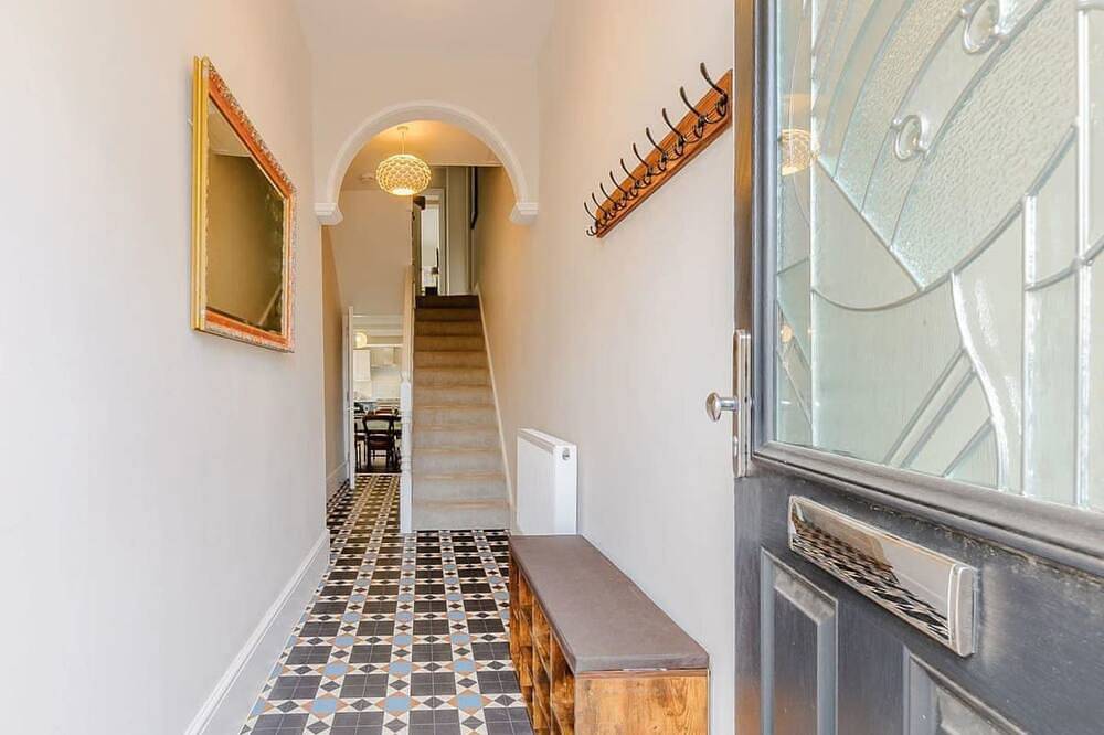 Walpole Front House: sleeps 13 people in 5 bedrooms in Botany Bay, Kent