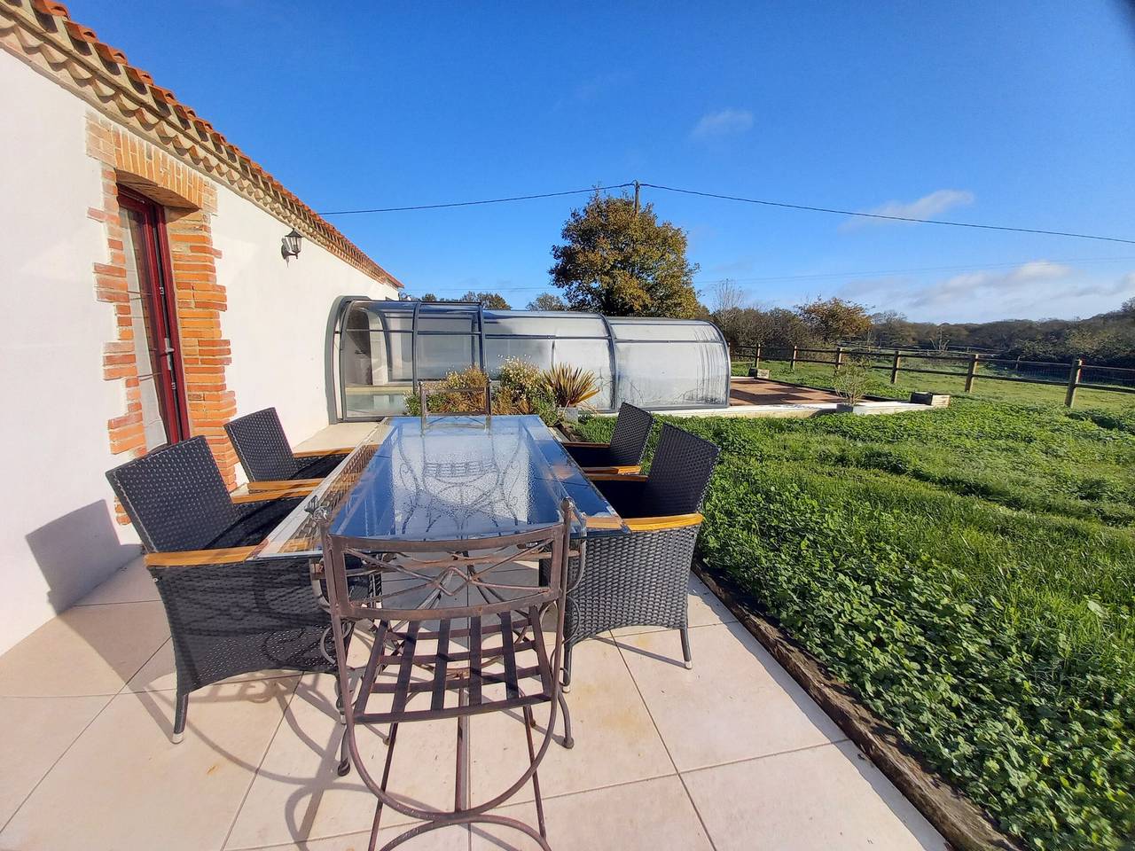 Casa de campo con piscina climatizada, cerca de la playa y equipada para familias. in Challans, Valle del Loira