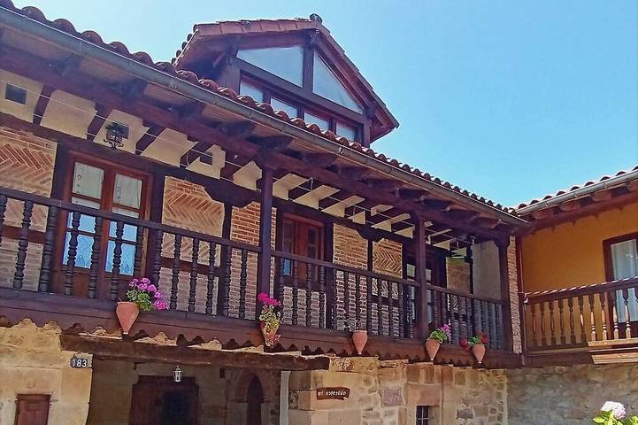 Casa de vacaciones para 18 personas, con jardín y balcón, Se admiten mascotas en Santa María de Cayón