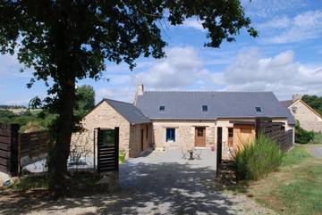 Gîte pour 7 personnes, avec jardin à Plouasne