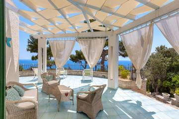 Location de vacances pour 8 personnes, avec vue ainsi que terrasse et jardin à Corsano