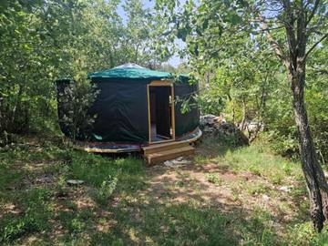 Tente pour 4 personnes, avec vue ainsi que terrasse et jardin, animaux acceptés dans le Var