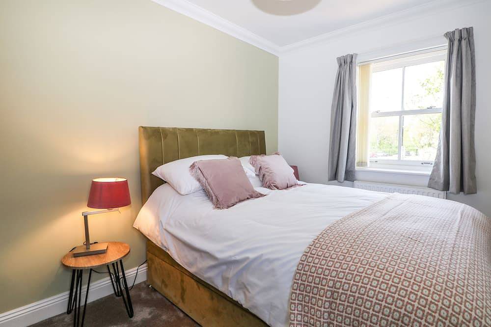 Trinity Cottage, pet friendly, with a garden in Christchurch in Christchurch, Dorset