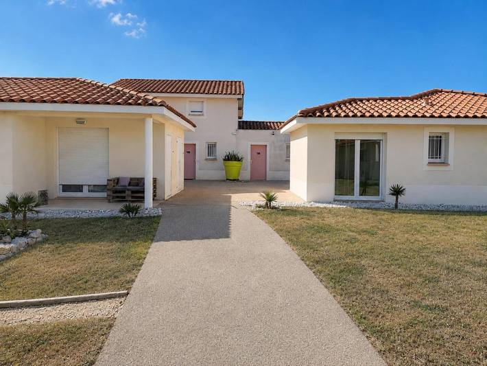 Appart’hôtel pour 2 personnes, avec terrasse ainsi que piscine et jardin