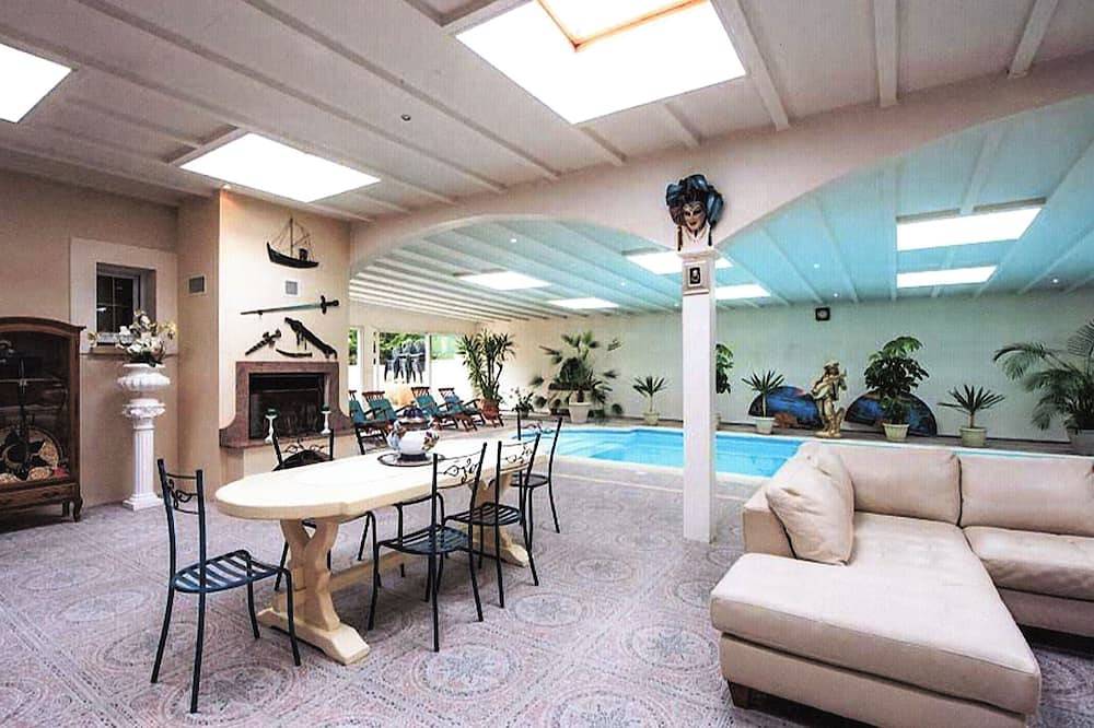 Luxury villa, heated pool near Paris 2024 Olympic Games and Palace of Versailles in Hargeville, Yvelines