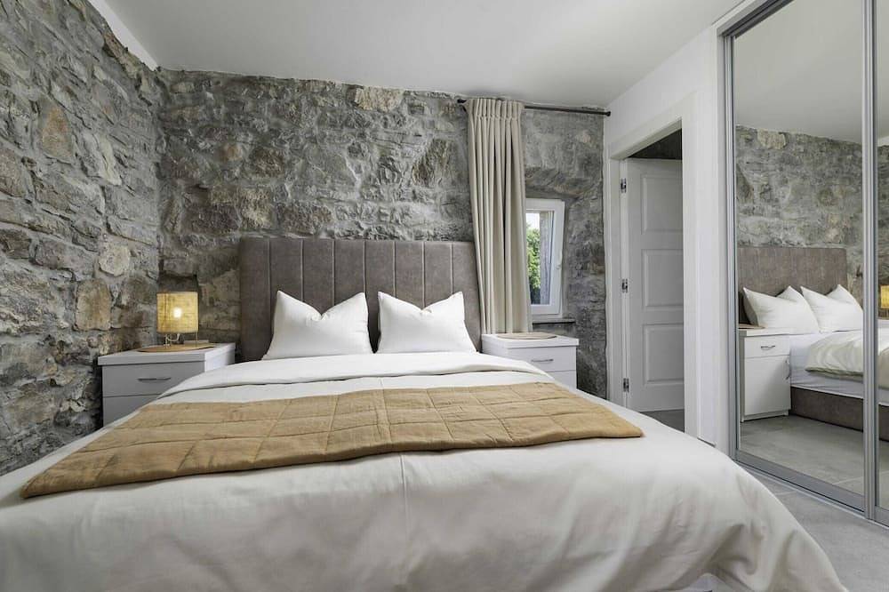 Luxury Krk Villa with Private Pool and Gardens - Three Bedroom Villa in Lakmartin, Krk (isla)