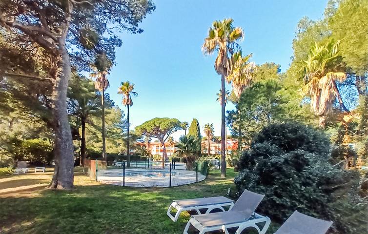 Gîte pour 5 personnes, avec terrasse et piscine dans Plage La Badine - 4