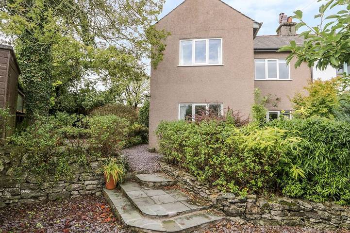 Log cabin for 5 people, with garden, with pets in Grange-over-Sands